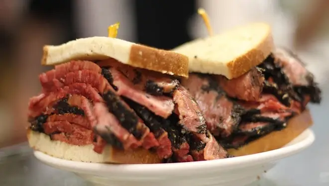 Sanduíche de Pastrami. Crédito: Google Avaliações/Pastrameria Delicatessen