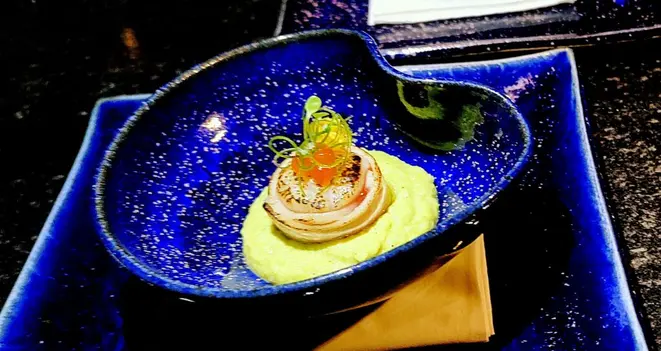 <em>Vieira selada com atum, ovas</em> e um <em>velouté de edamame</em> na base.| Foto: Anacreon de Téos