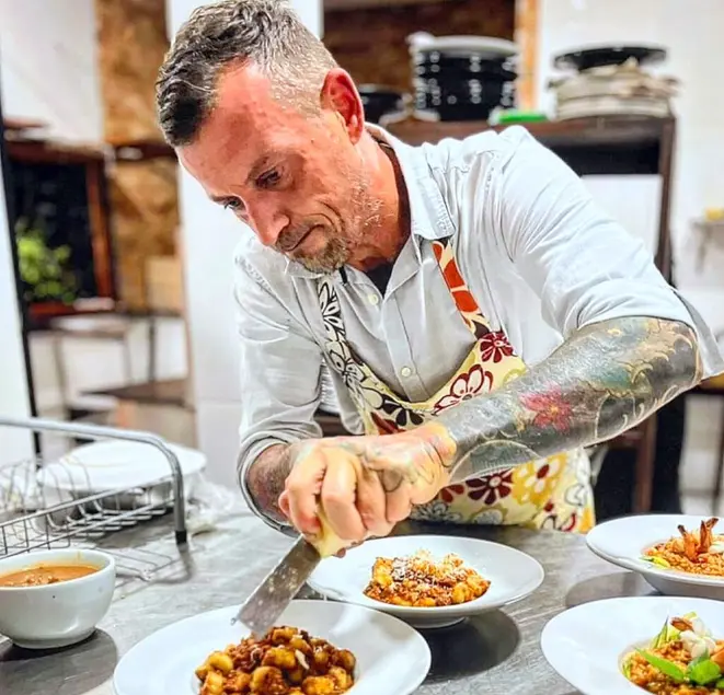 Simone Brunelli em ação no seu restaurante, na Bahia. | Foto: Divulgação