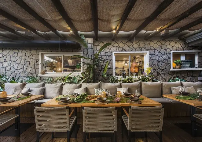 O belo espaço do deck do Rosa Thai. | Foto: Bom Gourmet
