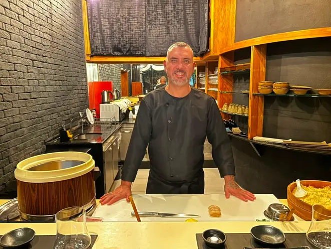 Douglas Piccoli, sushiman de respeito, está de volta a Curitiba, comandando o Minamoto Sushi Bar. | Foto: Denise da Vinha