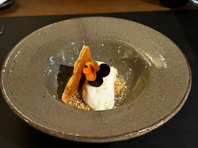 A sobremesa: Crema de limão siciliano com suspiro de gengibre. | Foto: Denise da Vinha