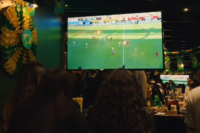 Transmição do jogo da seleção Brasileira no Bar Nacional. Crédito: Xuulioo