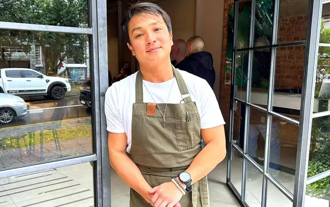 Chef Danilo Takigawa, na porta do seu restaurante ASU: anunciando almoço no sábado. | Foto: Denise da Vinha