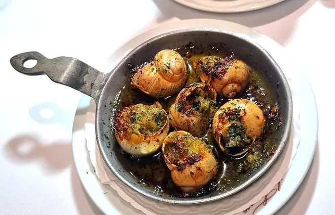 <em>Les 6 escargots à la Bourguignonne</em>, uma assinatura do Ile de France. | Foto: Simone Meirelles