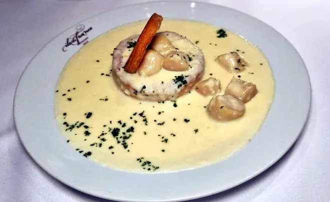 <em>Vol-au-vent de Saint Jacques</em> (massa folhada, recheada com molho cremoso e vieiras). Foto: Simone Meirelles