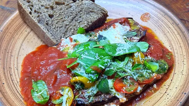 Berinjela à Parmegiana, servida com uma fatia de Broa de cerveja Caracu. ! Foto: Denise da Vinha.