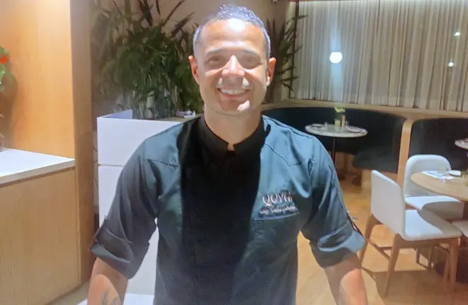 Chef Lucas Amaral está no comando da gastronomia do Qoya Hotel desde o início do ano. | Foto: Anacreon de Téos
