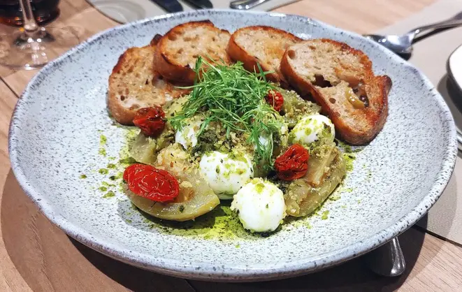 Burrata fresca com legumes e ervas, uma das entradas. | Foto: Anacreon de Téos