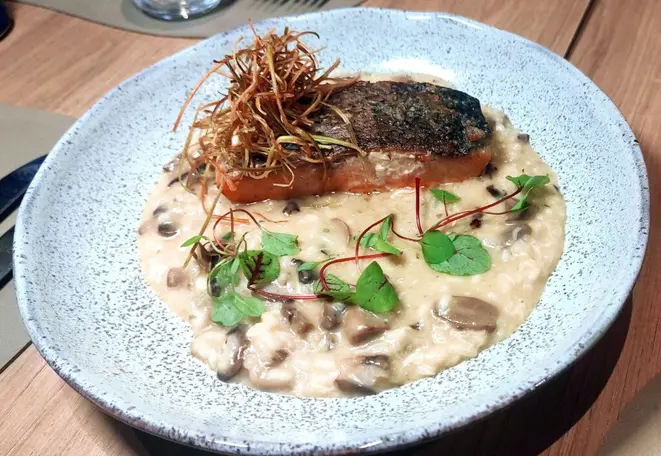 Risoto de cogumelos com salmão. | Foto: Anacreon de Téos