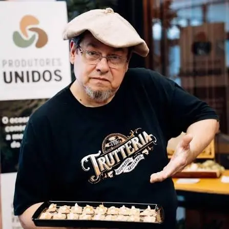 <em>Menandro Cintra, produtor artesanal de pescados defumados. Crédito: Divulgação.</em>