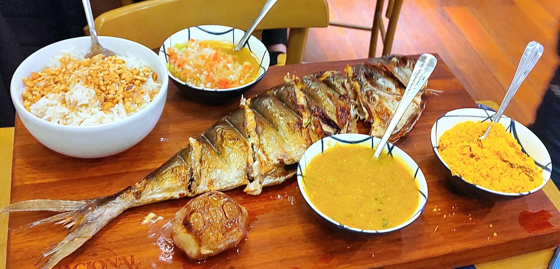 Um peixe inteiro, assado e servido na tábua. Nacional Bar e Mar traz prato de volta a Curitiba