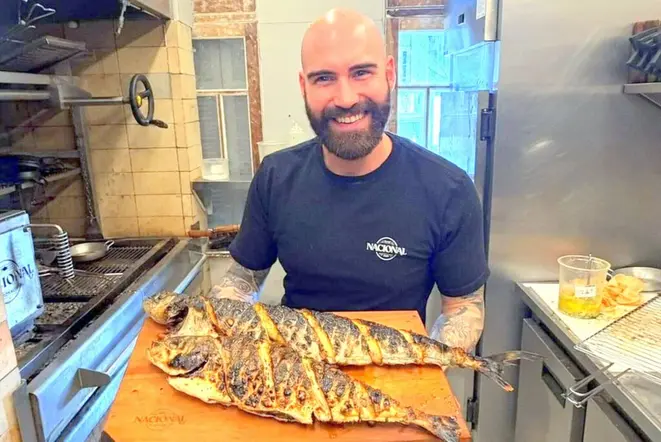 O chef João Gabriel Nunes, do Nacional Bar & Mar, com os peixes que acabam de sair da parrilla. | Foto: Xuulio
