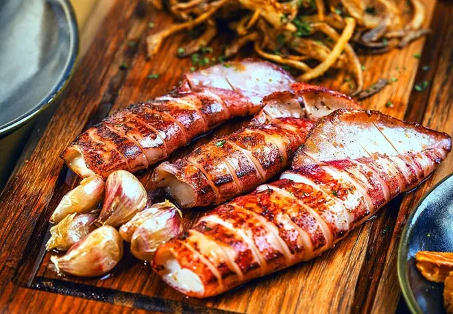 Lulas na brasa com cebolas crispy, prato delicioso. | Foto: Xuulio
