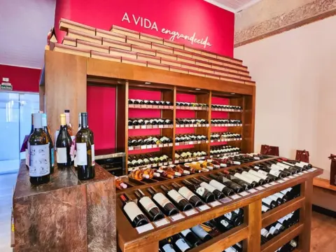 Em contramão da tendência mundial, o Brasil aumenta o consumo de vinhos premium. Veja onde encontrar boas opções em Curitiba