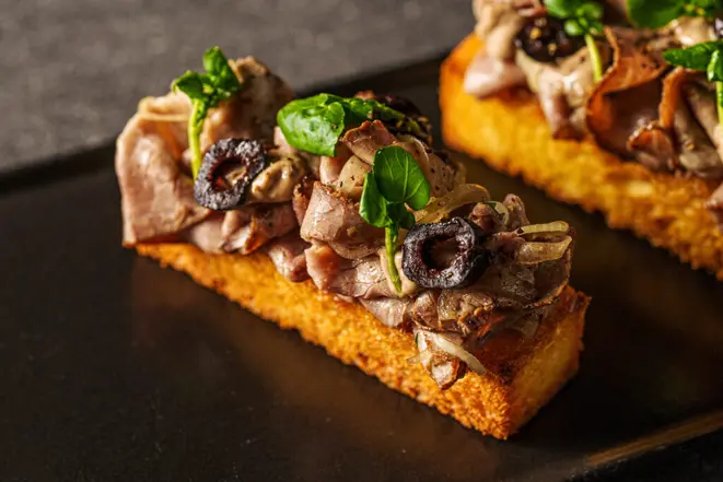 Brioche de carne louca de wagyu e maionese de azeitonas - um dos snacks do menu do DUQ. | Foto: Rubens Kato
