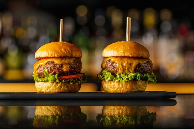<em>Mini cheese salad burger de Wagyu</em>. | Foto: Rubens Kato