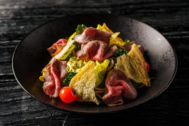 <em>Wagyu roast beef salad</em>, a outra entrada do menu Primavera do DUQ. | Foto: Rubens Kato