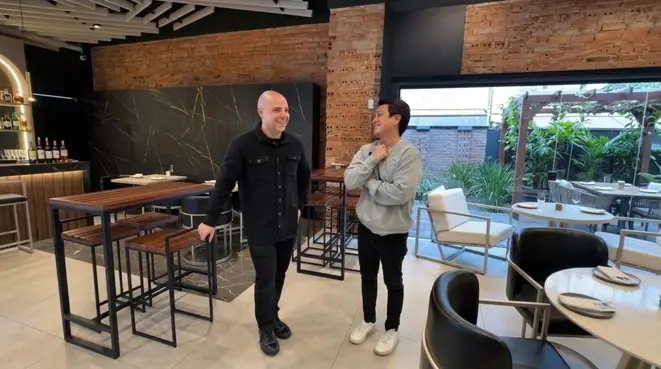 Igor Marquesini e Danilo Takigawa, amigos de longa data, se reencontram no restaurante ASU, para uma noite especial, jantar de oito tempos. | Foto Divulgação / IA
