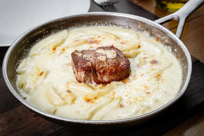 Penne ao Molho 4 Queijos com Medalhão de Mignon. Crédito: Divulgação.