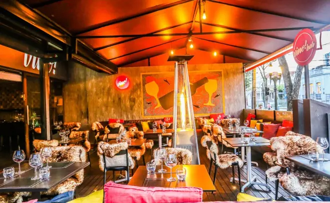 O aconchegante salão do Vino! Batel terá degustação especial nesta sexta (16). | Foto: Cauby Ross
