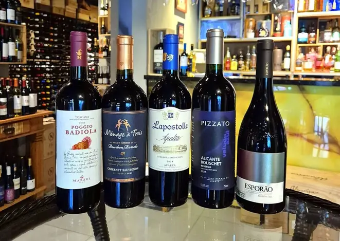 Os cinco vinhos selecionados para acompanhar as carnes na brasa do próximo sábado (17), na Vino Nobile. | Foto: Divulgação