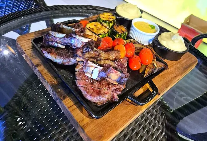 A Tábua de carnes da Vino Nobile sempre apresenta dois tipos de carne e seus acompanhamentos aos sábados. | Foto: Divulgação