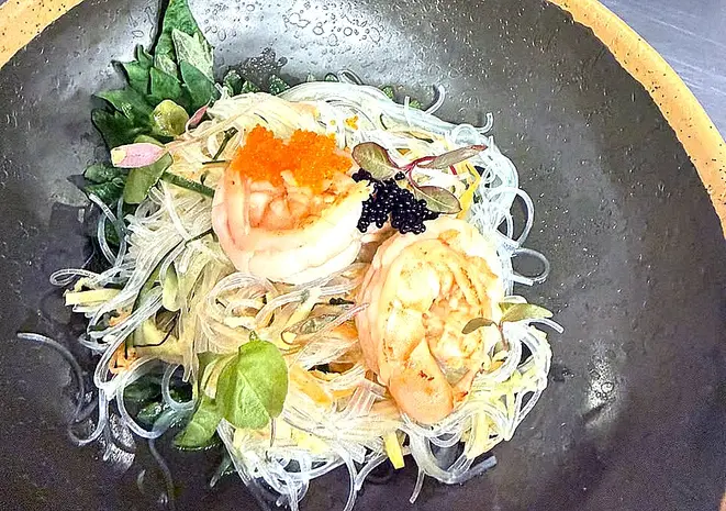 Salada de harusame e camarão, para iniciar a noite especial. | Foto: Divulgação