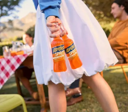 O Brasil é o primeiro país a receber o Aperol Spritz em garrafa long neck e já tem no Paraná